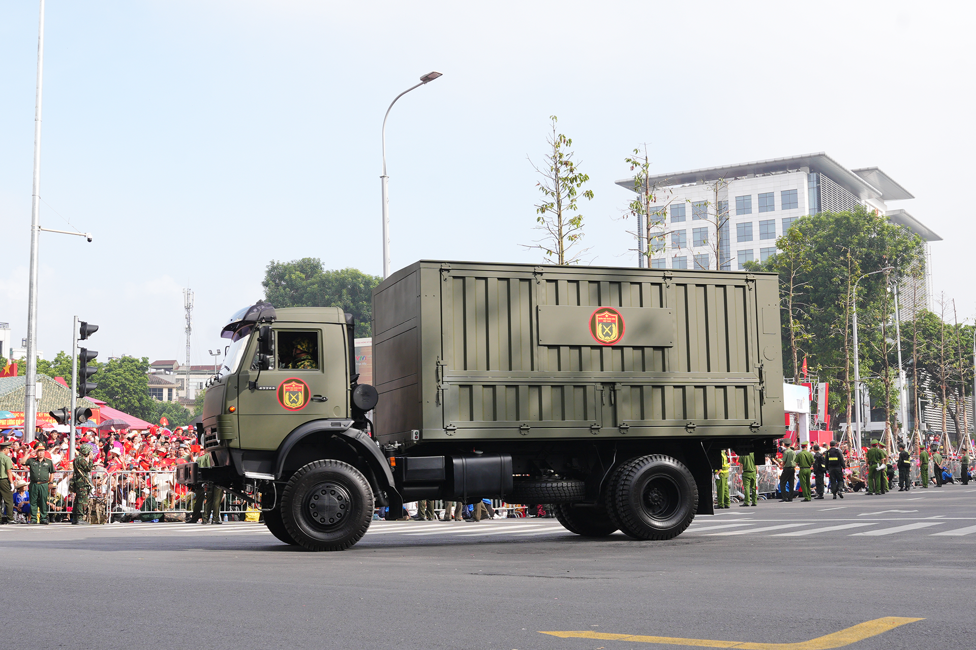 Hàng loạt vũ khí, khí tài hiện đại xuất hiện trong lễ diễu binh, diễu hành A80