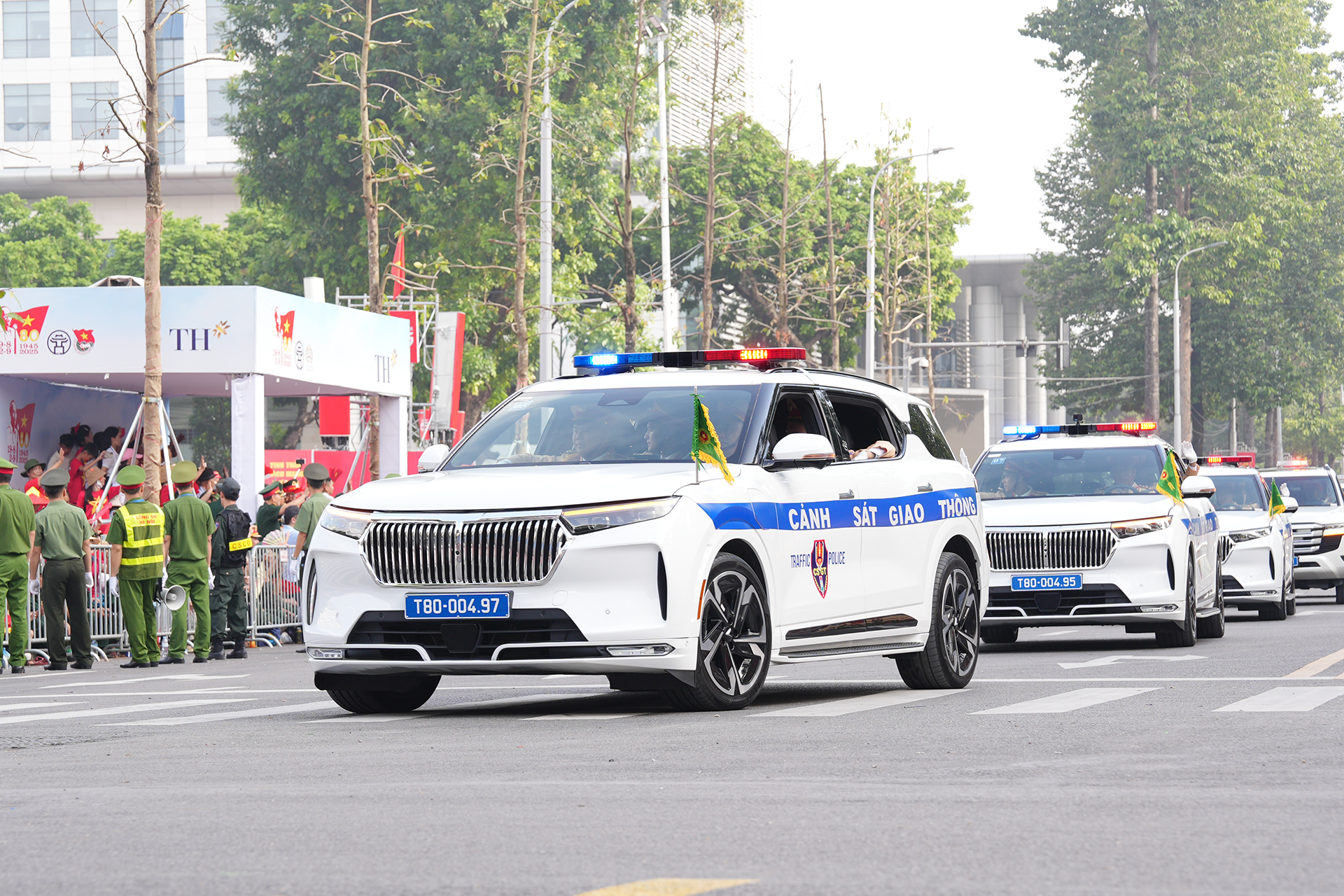 Hàng loạt vũ khí, khí tài hiện đại xuất hiện trong lễ diễu binh, diễu hành A80
