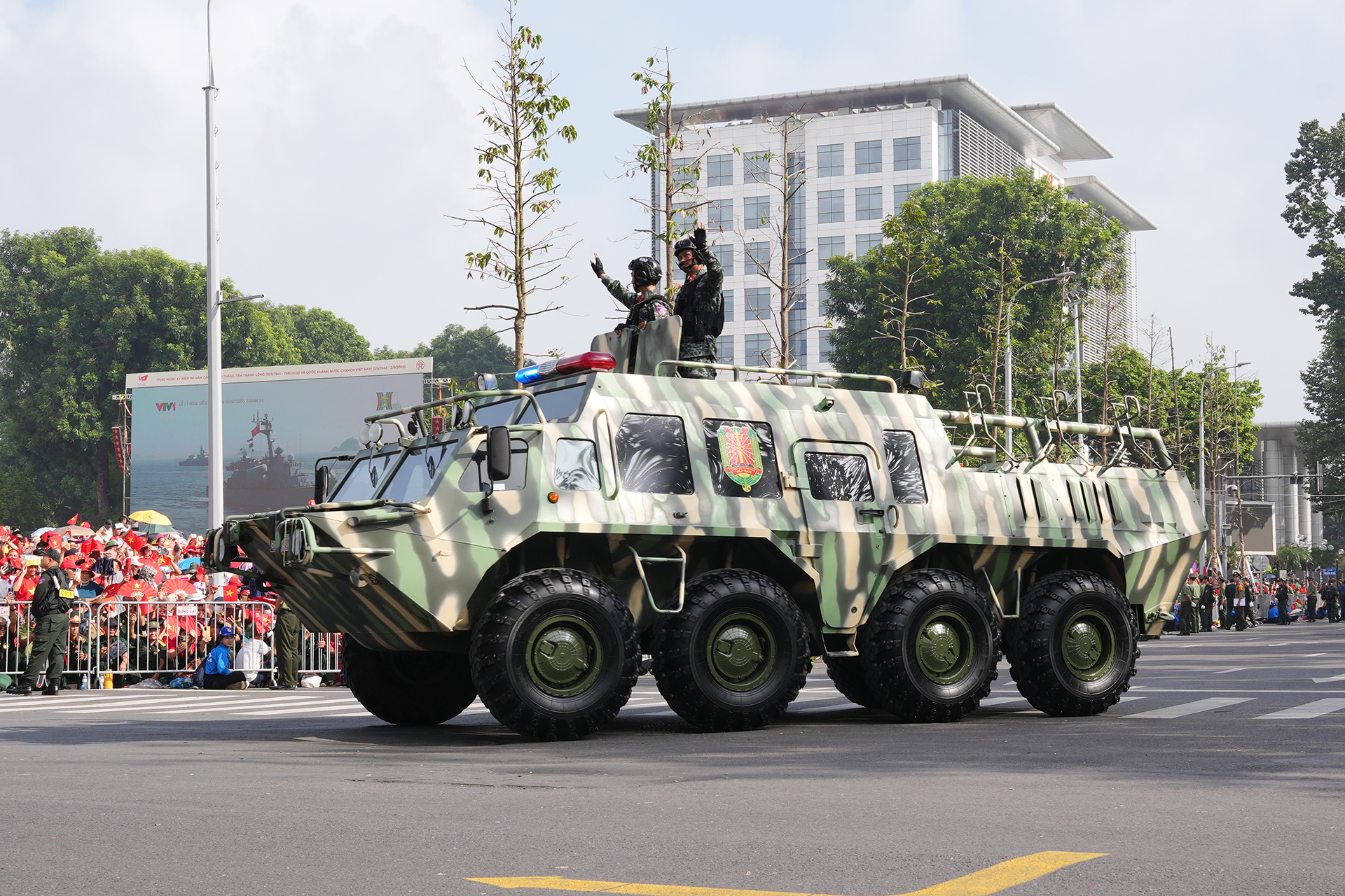 Hàng loạt vũ khí, khí tài hiện đại xuất hiện trong lễ diễu binh, diễu hành A80