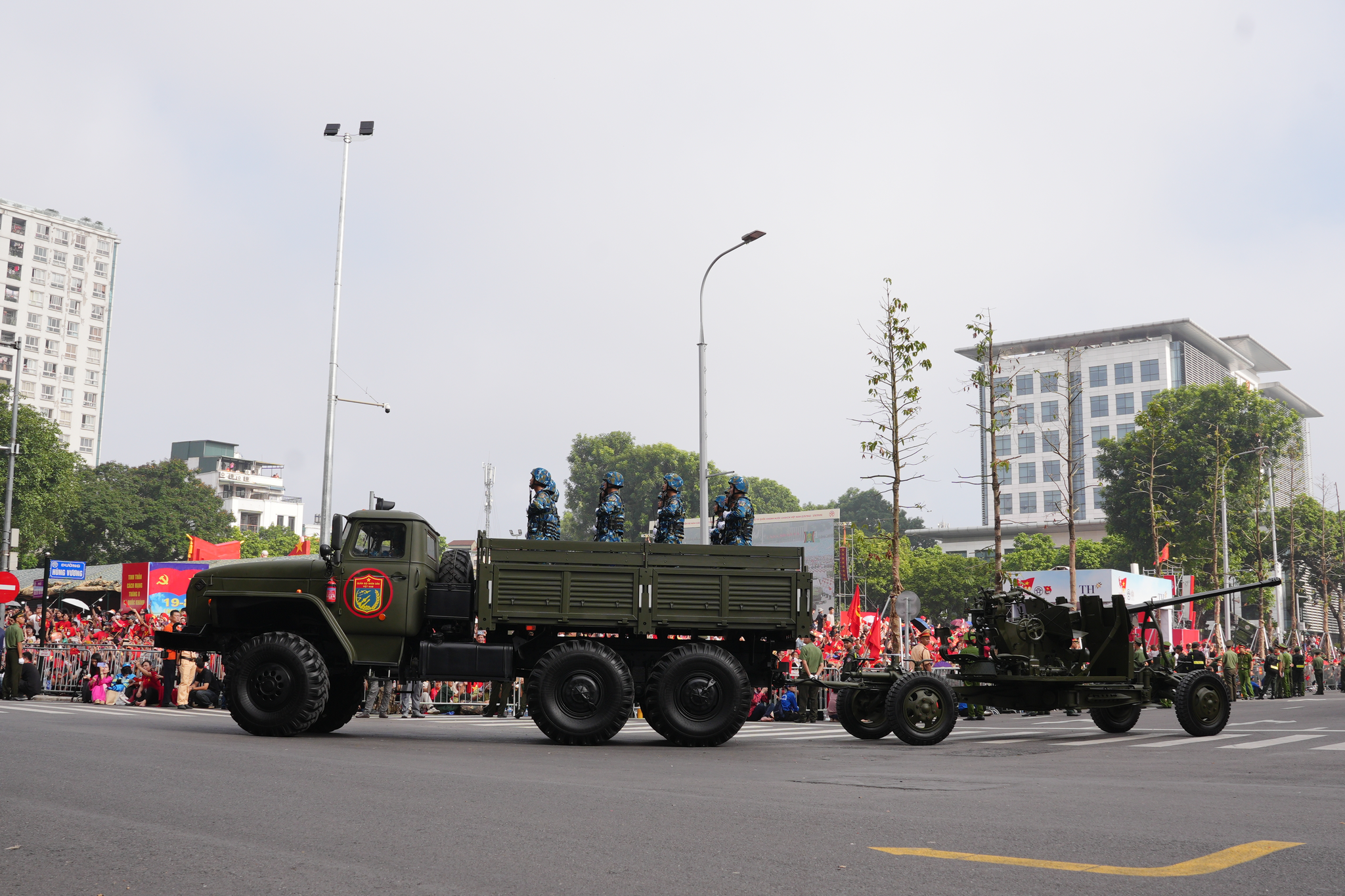 Xe vận tải kéo pháo