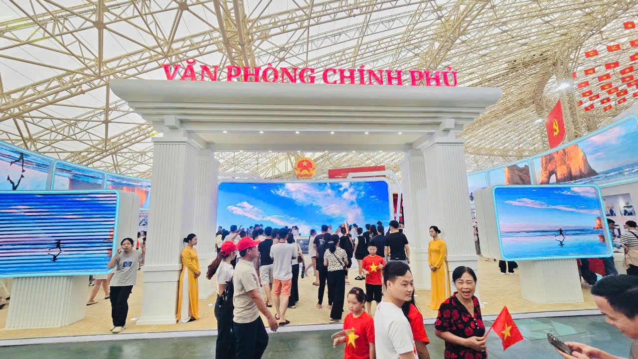 Triển lãm thu hút sự quan tâm của đông đảo đại biểu và khách tham quan - Ảnh: VGP Triển lãm thu hút sự quan tâm của đông đảo đại biểu và khách tham quan - Ảnh: VGP