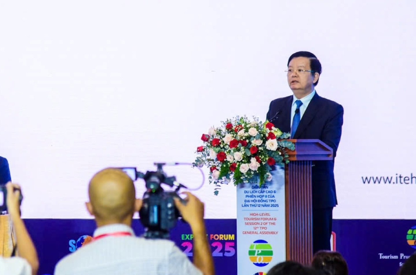 Đưa du lịch trở thành động lực mạnh mẽ cho sự phát triển bền vững Đưa du lịch trở thành động lực mạnh mẽ cho sự phát triển bền vững