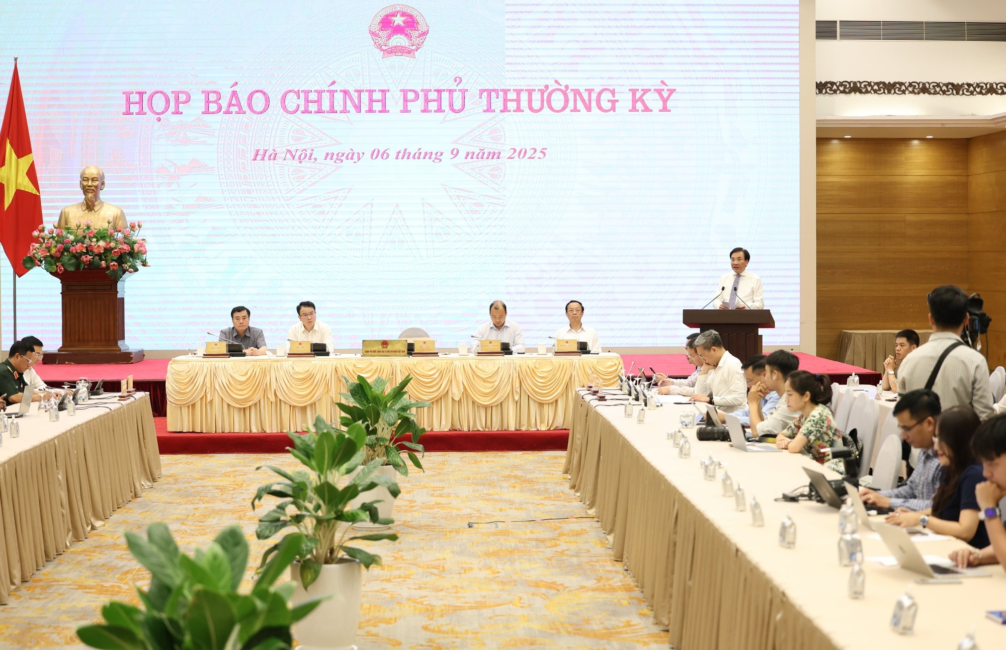 Bộ trưởng, Chủ nhiệm Văn phòng Chính phủ Trần Văn Sơn, Người phát ngôn của Chính phủ chủ trì buổi họp báo thường kỳ Chính phủ tháng 8 - Ảnh: VGP Bộ trưởng, Chủ nhiệm Văn phòng Chính phủ Trần Văn Sơn, Người phát ngôn của Chính phủ chủ trì buổi họp báo thường kỳ Chính phủ tháng 8 - Ảnh: VGP
