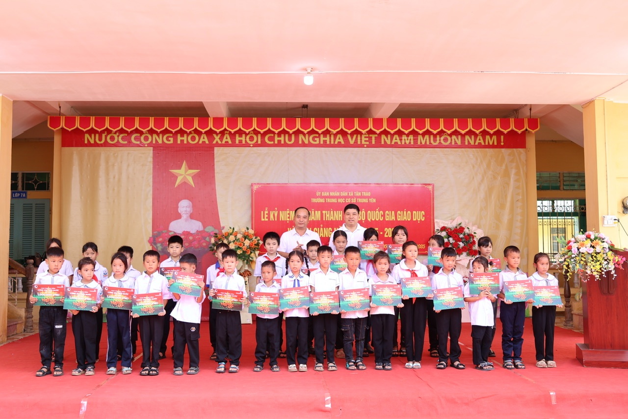 Vietcombank trao 8.000 suất học bổng “Cùng em tiến bước” cho học sinh nghèo vượt khó trên toàn quốc Vietcombank trao 8.000 suất học bổng “Cùng em tiến bước” cho học sinh nghèo vượt khó trên toàn quốc