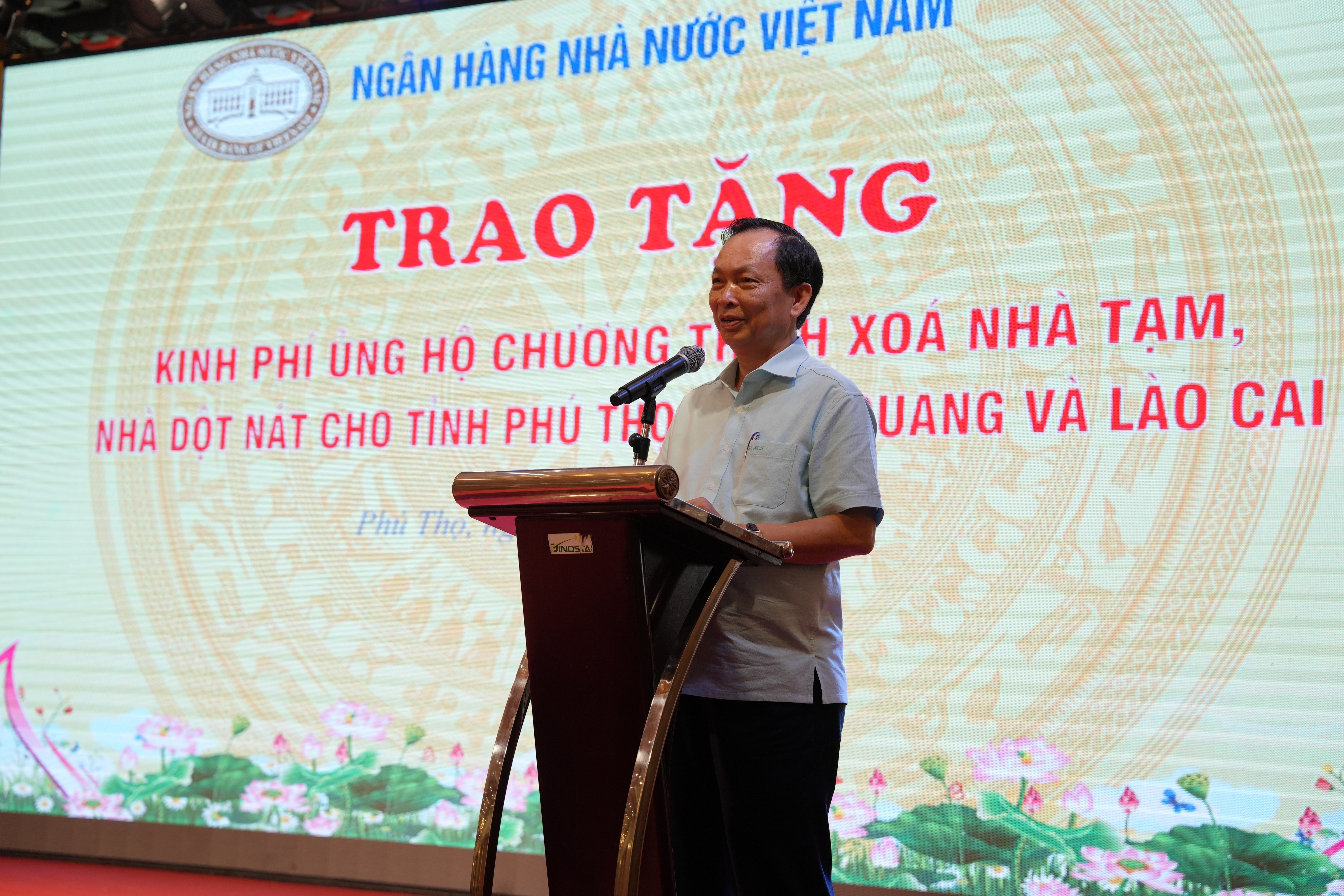Ngân hàng Nhà nước trao tặng 8 tỷ đồng hỗ trợ xóa nhà tạm, nhà dột nát cho 3 tỉnh Ngân hàng Nhà nước trao tặng 8 tỷ đồng hỗ trợ xóa nhà tạm, nhà dột nát cho 3 tỉnh