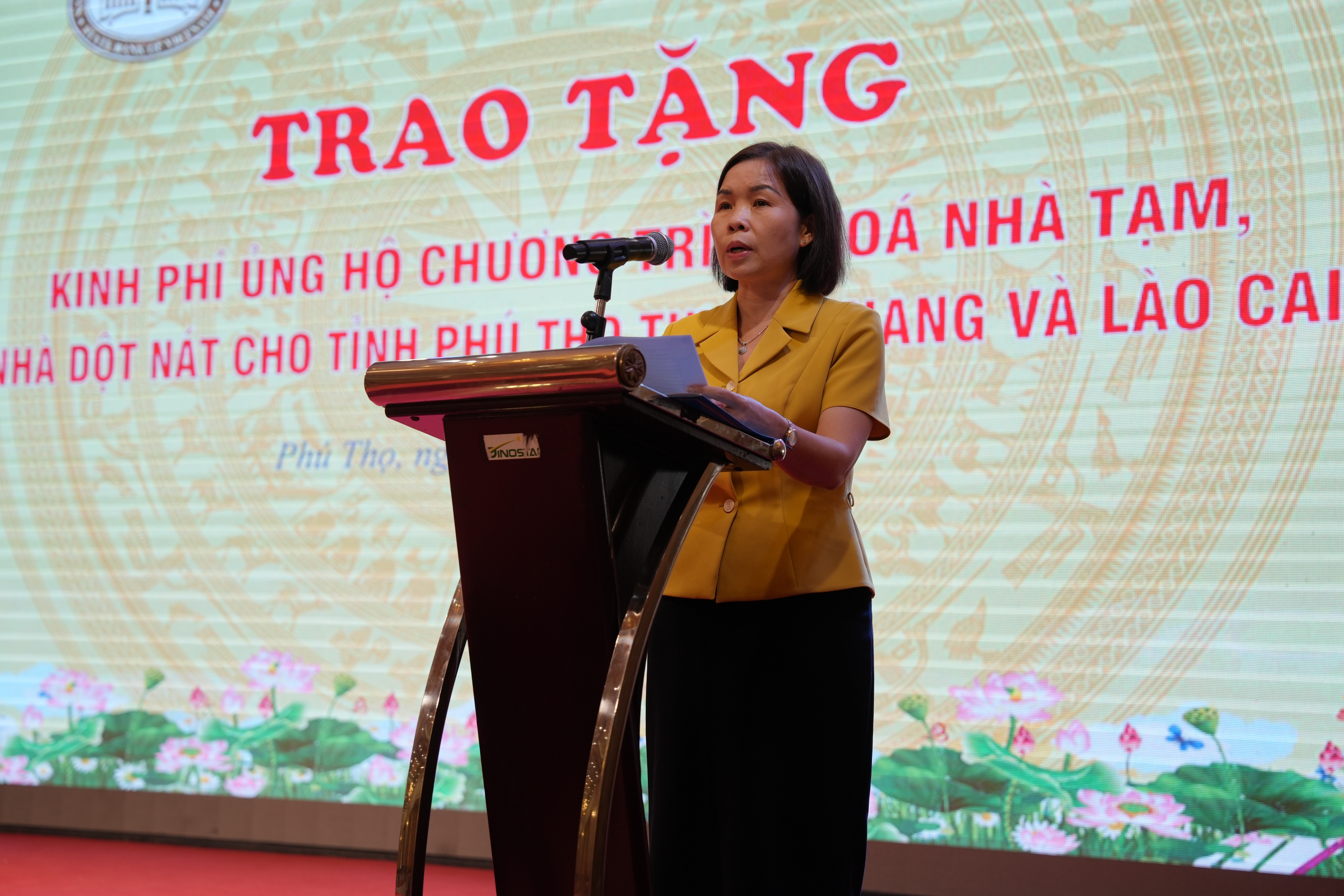 Ngân hàng Nhà nước trao tặng 8 tỷ đồng hỗ trợ xóa nhà tạm, nhà dột nát cho 3 tỉnh Ngân hàng Nhà nước trao tặng 8 tỷ đồng hỗ trợ xóa nhà tạm, nhà dột nát cho 3 tỉnh