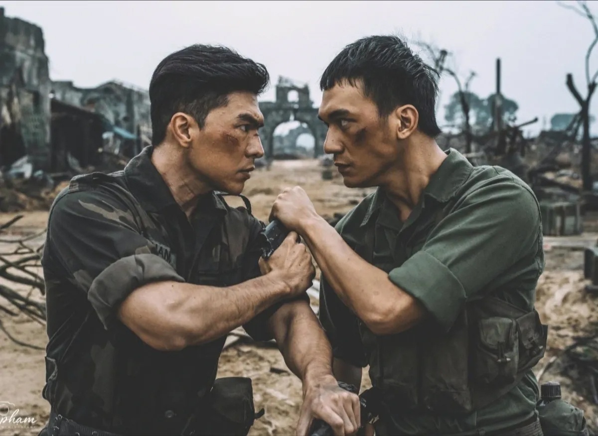 Steven Nguyễn và Đỗ Nhật Hoàng trong Mưa đỏ Steven Nguyễn và Đỗ Nhật Hoàng trong Mưa đỏ