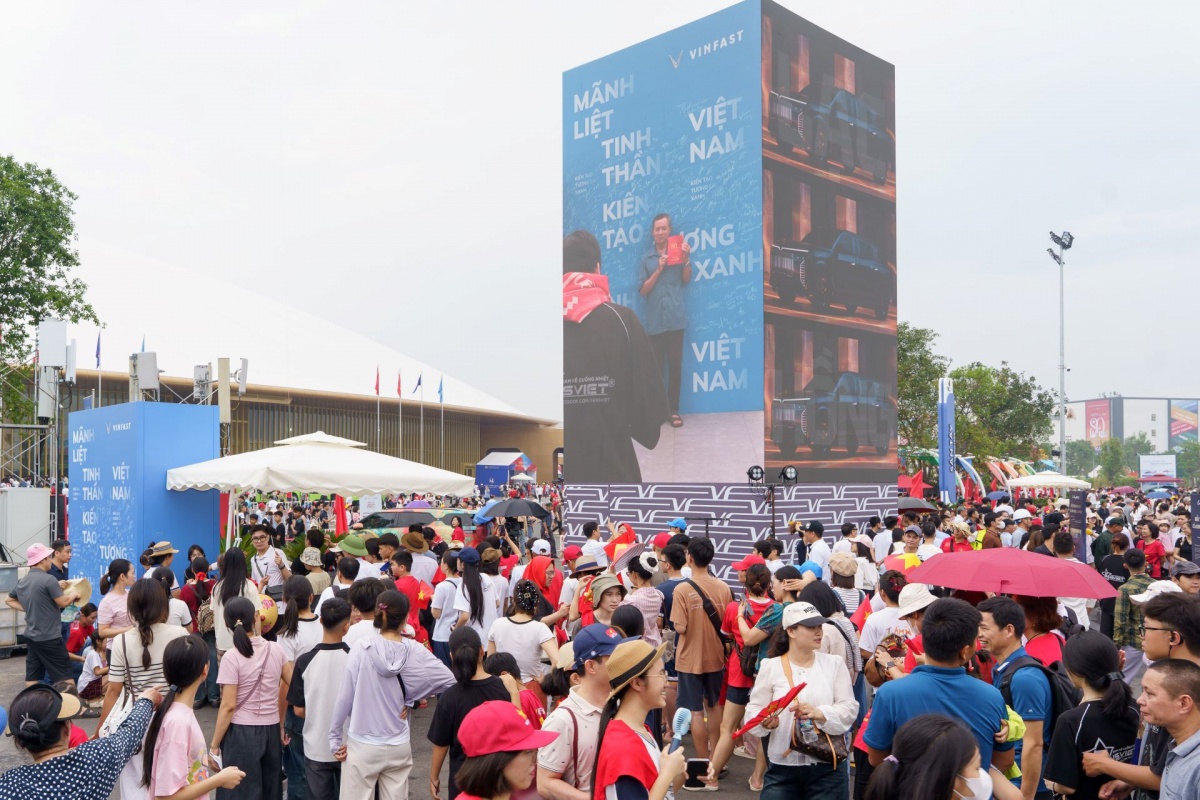Du khách xếp hàng tham quan khu vực triển lãm của VinFast và các thương hiệu khác trong hệ sinh thái Vingroup. Du khách xếp hàng tham quan khu vực triển lãm của VinFast và các thương hiệu khác trong hệ sinh thái Vingroup.