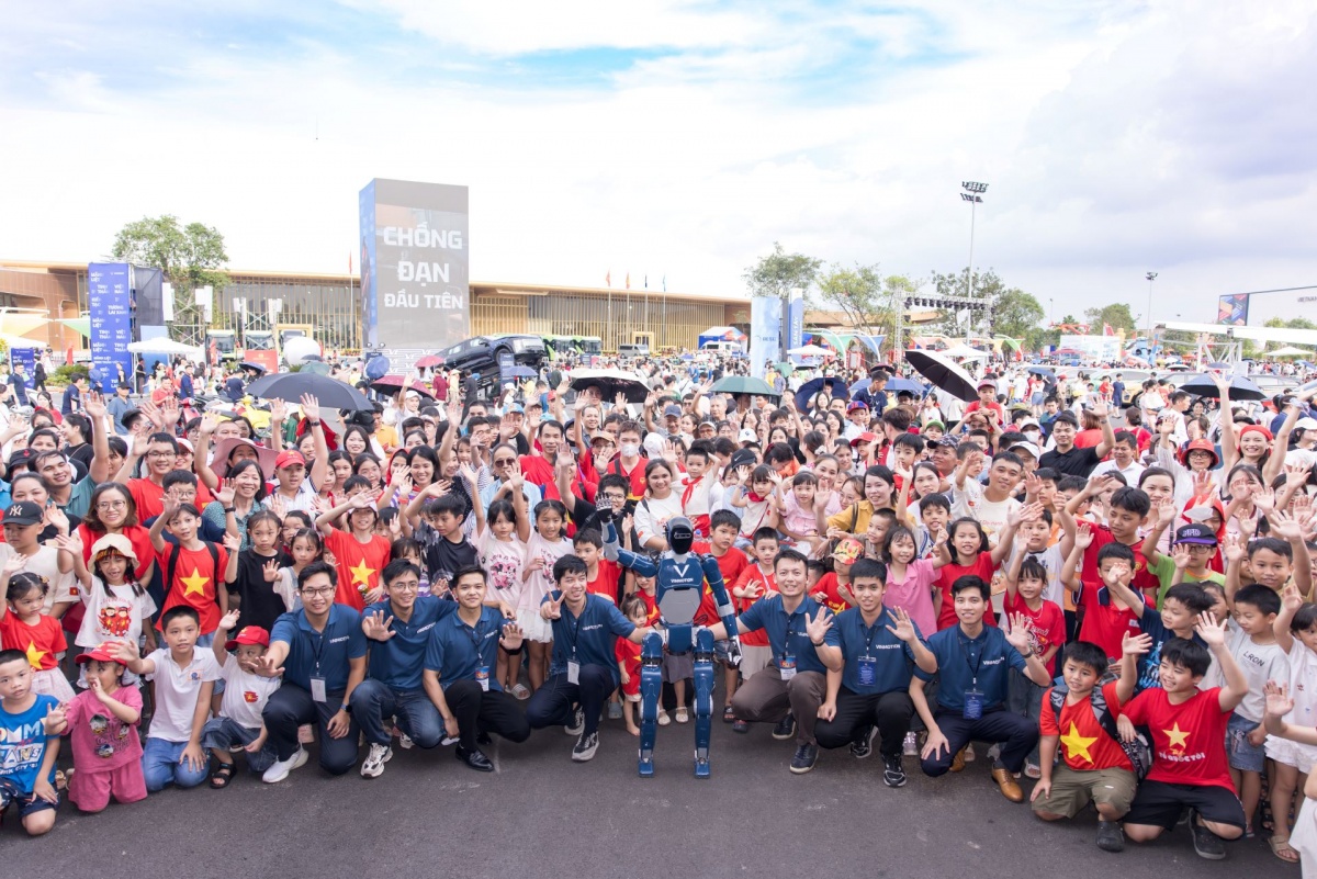 Đông đảo khách tham quan hào hứng tương tác cùng robot hình người của VinMotion. Đông đảo khách tham quan hào hứng tương tác cùng robot hình người của VinMotion.