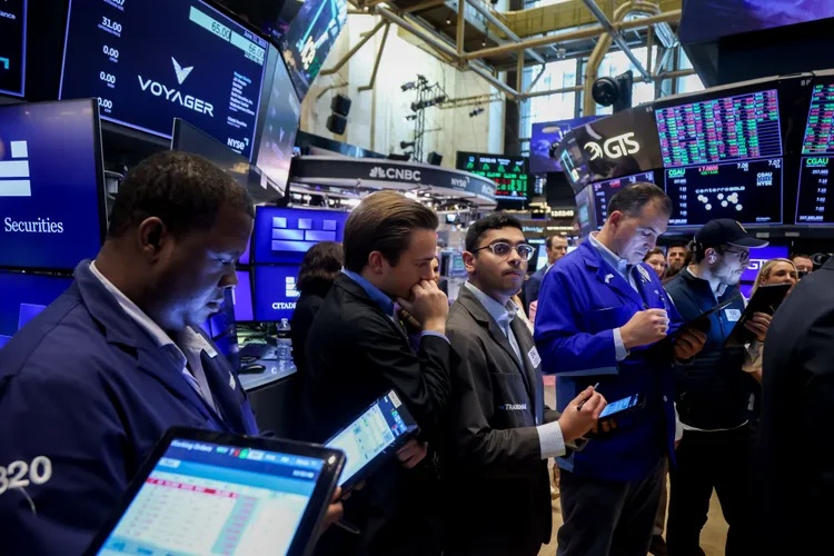 Nasdaq đạt mức đóng cửa cao kỷ lục; thương nhân tập trung vào việc cắt giảm lãi suất Nasdaq đạt mức đóng cửa cao kỷ lục; thương nhân tập trung vào việc cắt giảm lãi suất