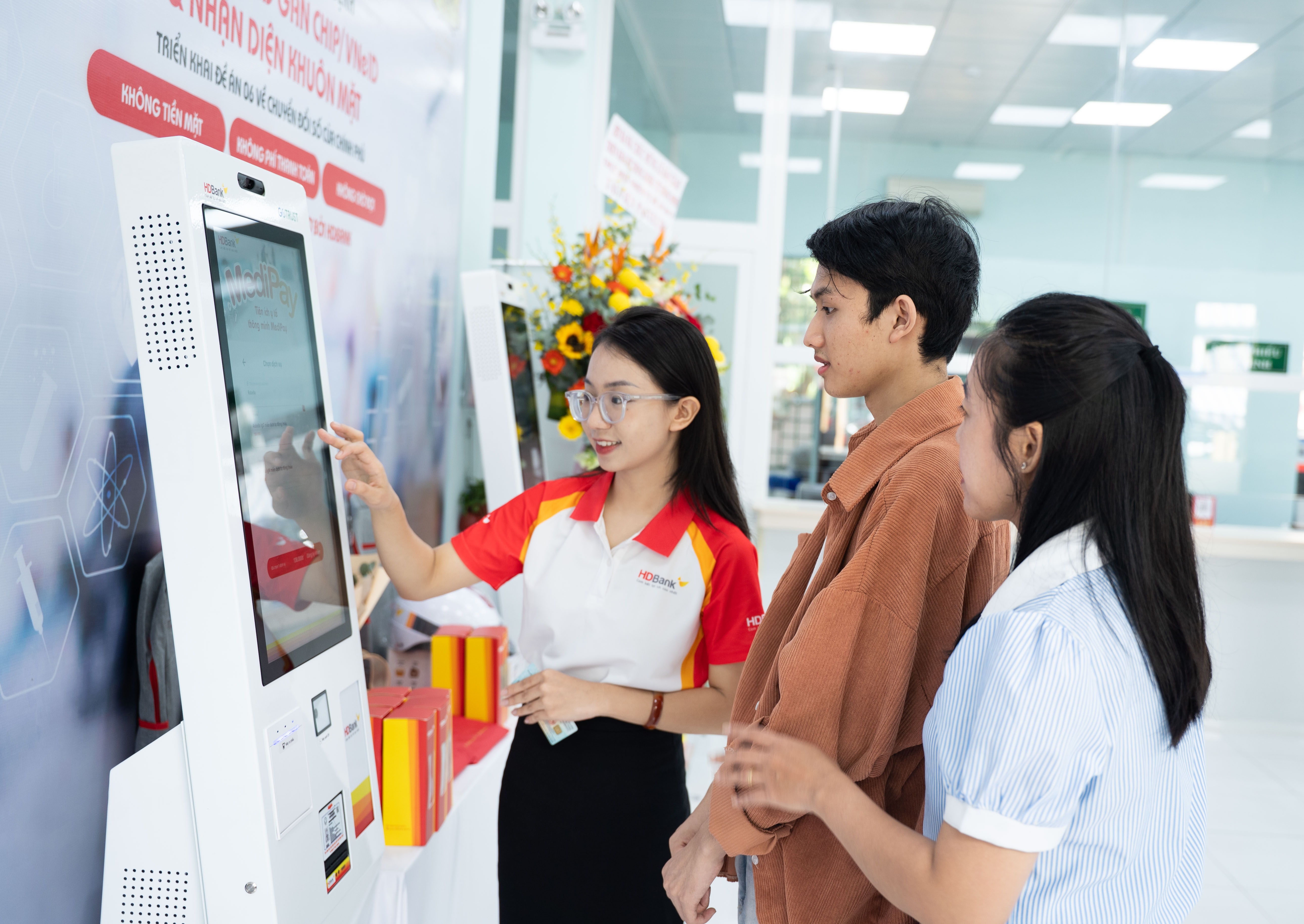 Chỉ với 1-2 phút thao tác, người dân có thể hoàn tất quy trình từ đăng ký khám đến thanh toán, hạn chế chờ đợi và giúp Viện vận hành hiệu quả hơn.