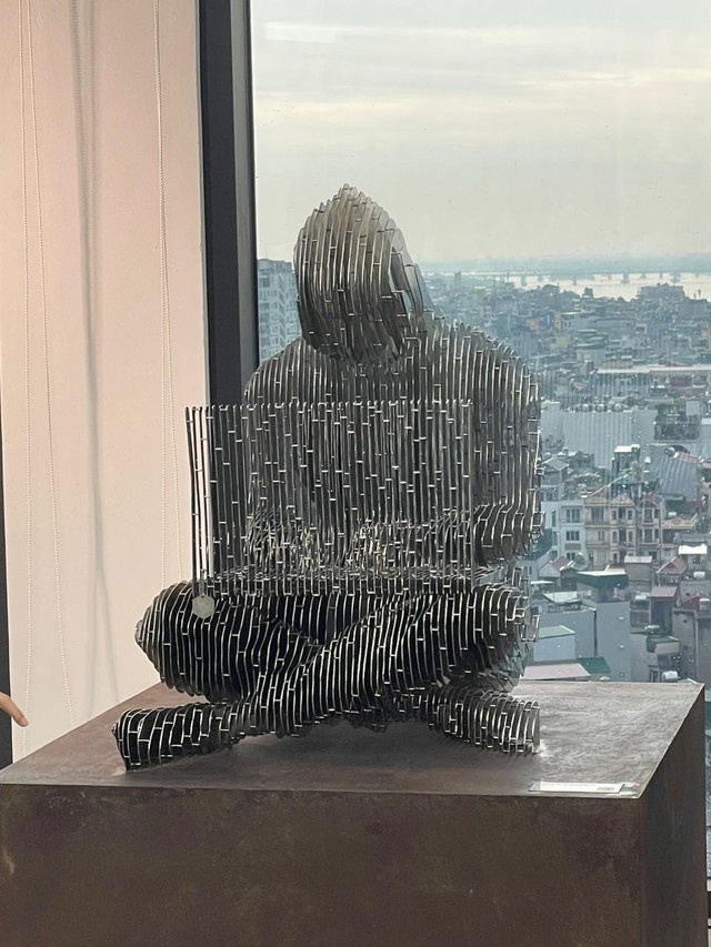 Tượng Satoshi được VBA công bố là phiên bản “tan biến”, được thiết kế bởi nữ nghệ sĩ người Italia tên Valentina Picozzi. Tượng Satoshi được VBA công bố là phiên bản “tan biến”, được thiết kế bởi nữ nghệ sĩ người Italia tên Valentina Picozzi.