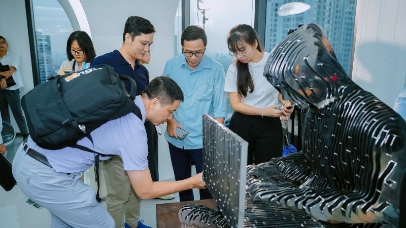 Các đại biểu tham dự trực tiếp trải nghiệm với tượng Satoshi tại Blockchain Gallery, Hà Nội Các đại biểu tham dự trực tiếp trải nghiệm với tượng Satoshi tại Blockchain Gallery, Hà Nội