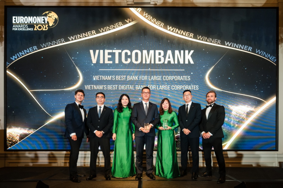 Đoàn đại diện Vietcombank nhận giải thưởng từ Ban tổ chức Euromoney Awards for Excellence 2025 Đoàn đại diện Vietcombank nhận giải thưởng từ Ban tổ chức Euromoney Awards for Excellence 2025