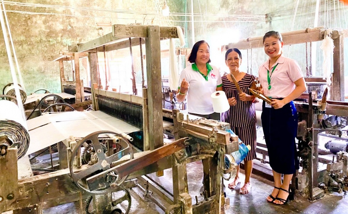 Thông qua hội phụ nữ, sự tiếp sức từ ngân hàng cuộc sống gia đình bà Nguyễn Thị Bảy (giữa) ở xã Nam Phước đã vượt qua khó khăn và vươn lên. Thông qua hội phụ nữ, sự tiếp sức từ ngân hàng cuộc sống gia đình bà Nguyễn Thị Bảy (giữa) ở xã Nam Phước đã vượt qua khó khăn và vươn lên.