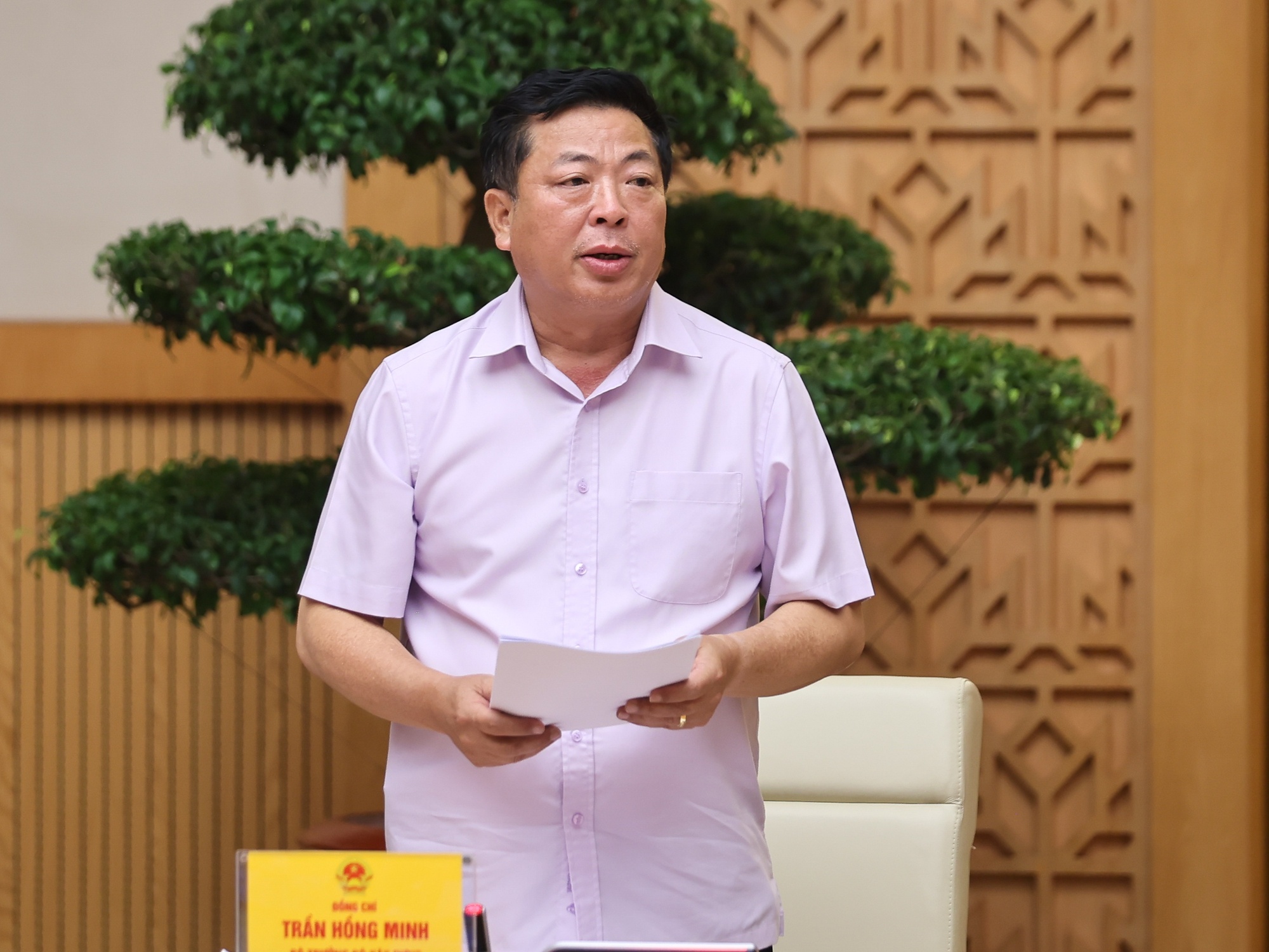 Bộ trưởng Bộ Xây dựng Trần Hồng Minh báo cáo tại phiên họp - Ảnh: VGP/Nhật Bắc