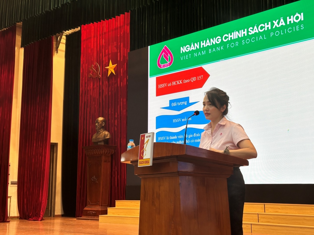 Bà Lê Thị Minh Hải, đại diện NHCSXH chia sẻ về thông tin gói vay ưu đãi đối với học sinh, sinh viên, học viên và nghiên cứu sinh học các ngành STEM tại chương trình Sinh hoạt công dân đầu khóa K70 Đại học Bách khoa Hà Nội Bà Lê Thị Minh Hải, đại diện NHCSXH chia sẻ về thông tin gói vay ưu đãi đối với học sinh, sinh viên, học viên và nghiên cứu sinh học các ngành STEM tại chương trình Sinh hoạt công dân đầu khóa K70 Đại học Bách khoa Hà Nội