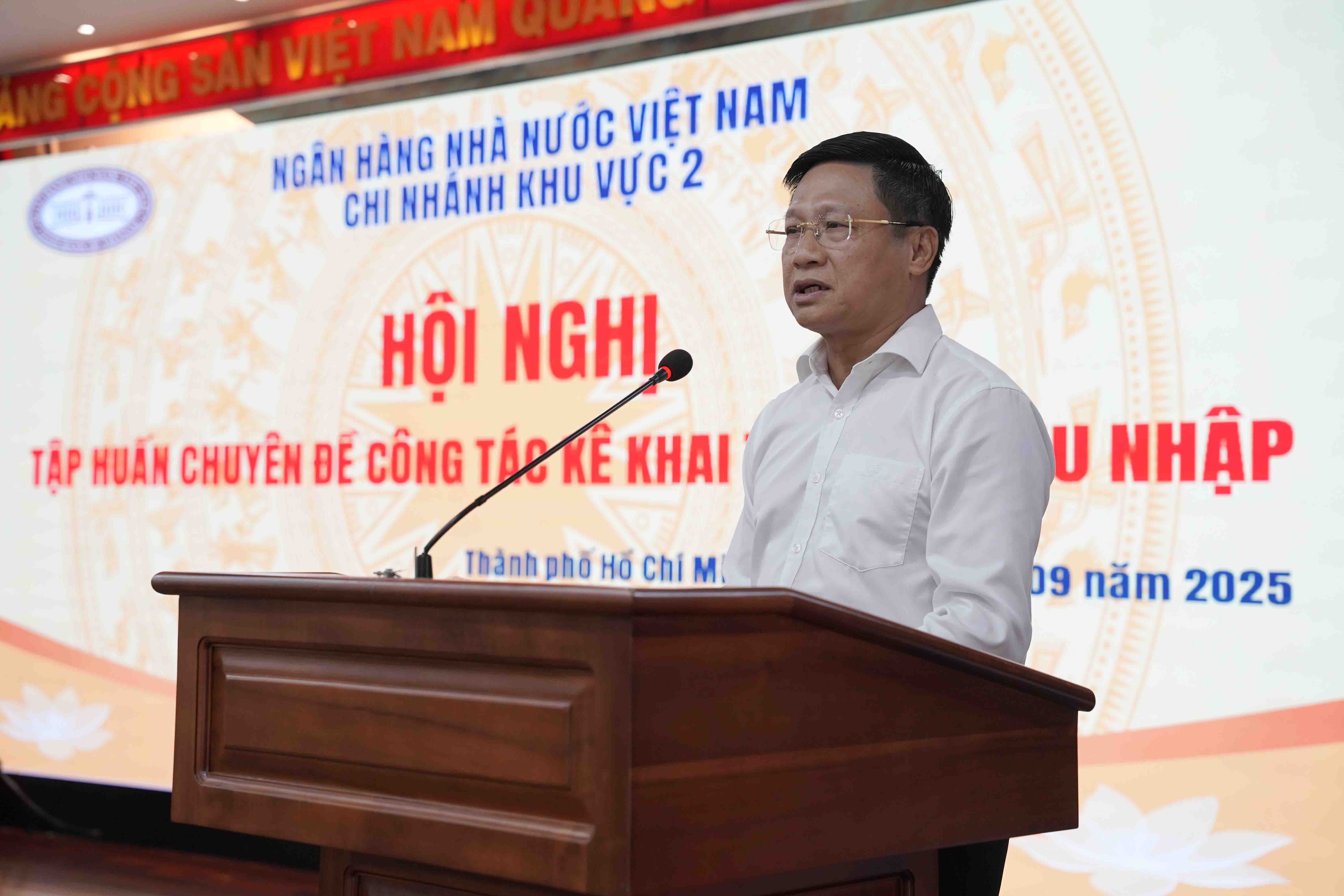 Ông Võ Minh Tuấn chia sẻ nhiều kinh nghiệm bản thân trong việc kê khai tài sản, thu nhập đúng quy định pháp luật với hơn 300 công chức Ngân hàng Nhà nước khu vực 2 - Ảnh: Đình Hải