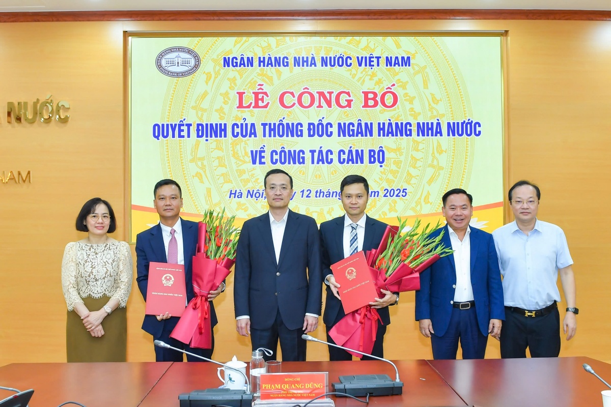 Phó Thống đốc Phạm Quang Dũng trao Quyết định cho ông Đỗ Anh Quân và ông Phạm Thanh Ngọc