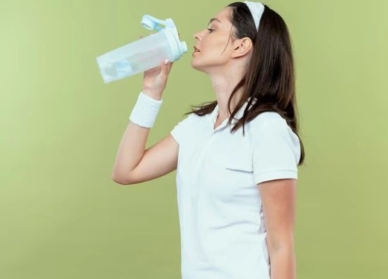 Tác hại của việc thường xuyên đứng uống nước