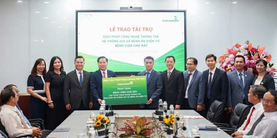 Ông Nguyễn Văn Lập - Giám đốc Vietcombank Chi nhánh TP HCM (đứng thứ 4 từ trái sang) trao tặng bảng tượng trưng tài trợ cho đại diện Bệnh viện Chợ Rẫy Ông Nguyễn Văn Lập - Giám đốc Vietcombank Chi nhánh TP HCM (đứng thứ 4 từ trái sang) trao tặng bảng tượng trưng tài trợ cho đại diện Bệnh viện Chợ Rẫy