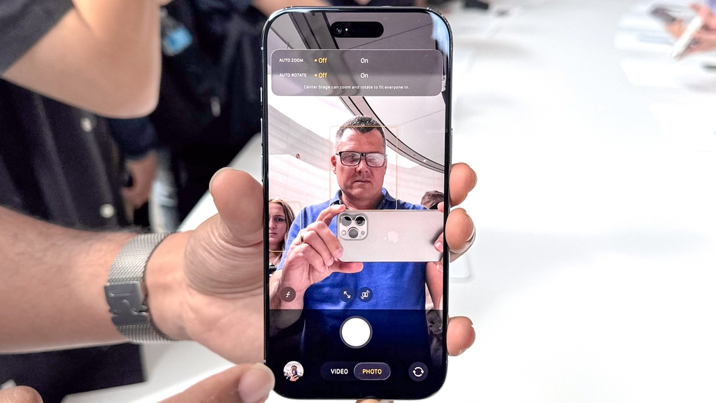 Chế độ chụp ảnh ít hơn. iPhone Air chỉ trang bị một camera sau với độ phân giải 48 MP. Dù Apple quảng cáo đây là ống kính “kết hợp” có thể zoom quang 2x, nhiều chế độ camera sẽ không xuất hiện do thiếu các ống kính như góc siêu rộng và telephoto. Những chế độ không có mặt trên iPhone Air gồm điện ảnh (cinematic), video/ảnh không gian (spatial), video/ảnh cận cảnh (macro). Ảnh: Tom's Guide.