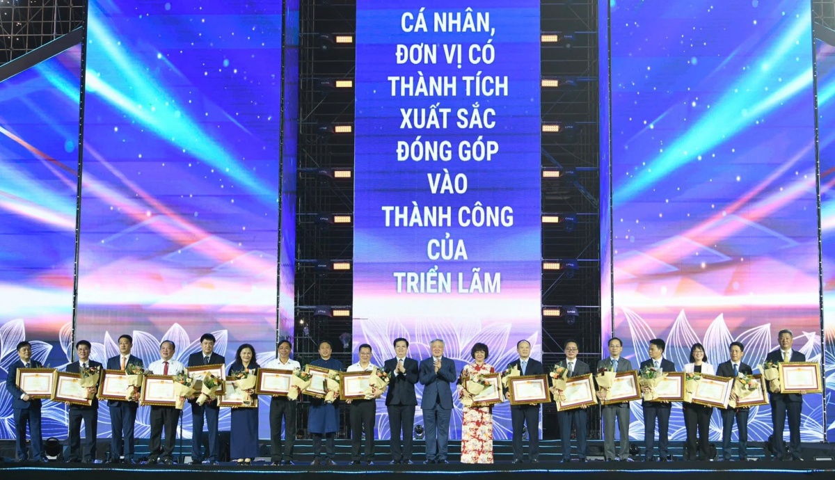 Ngành Ngân hàng xuất sắc giành cú đúp giải thưởng tại Triển lãm Thành tựu Đất nước Ngành Ngân hàng xuất sắc giành cú đúp giải thưởng tại Triển lãm Thành tựu Đất nước