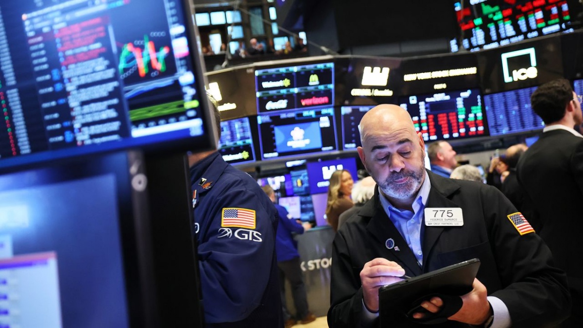 Nasdaq và S&P 500 phá kỷ lục, vàng tăng vọt khi đồng USD suy yếu trước cuộc họp Fed Nasdaq và S&P 500 phá kỷ lục, vàng tăng vọt khi đồng USD suy yếu trước cuộc họp Fed