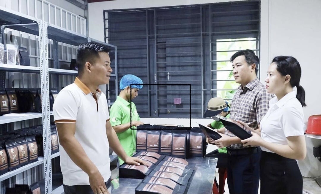 Anh Y Pốt Niê đang chia sẻ với cán bộ tín dụng ngân hàng những sản phẩm được tạo nên từ hạt cà phê canh tác theo hướng an toàn sinh học Anh Y Pốt Niê đang chia sẻ với cán bộ tín dụng ngân hàng những sản phẩm được tạo nên từ hạt cà phê canh tác theo hướng an toàn sinh học