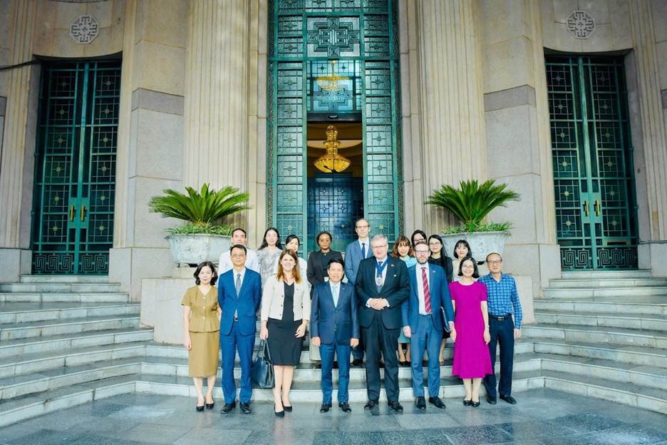 Phó Thống đốc Phạm Tiến Dũng tiếp và làm việc với Thị trường Khu Tài chính London Phó Thống đốc Phạm Tiến Dũng tiếp và làm việc với Thị trường Khu Tài chính London