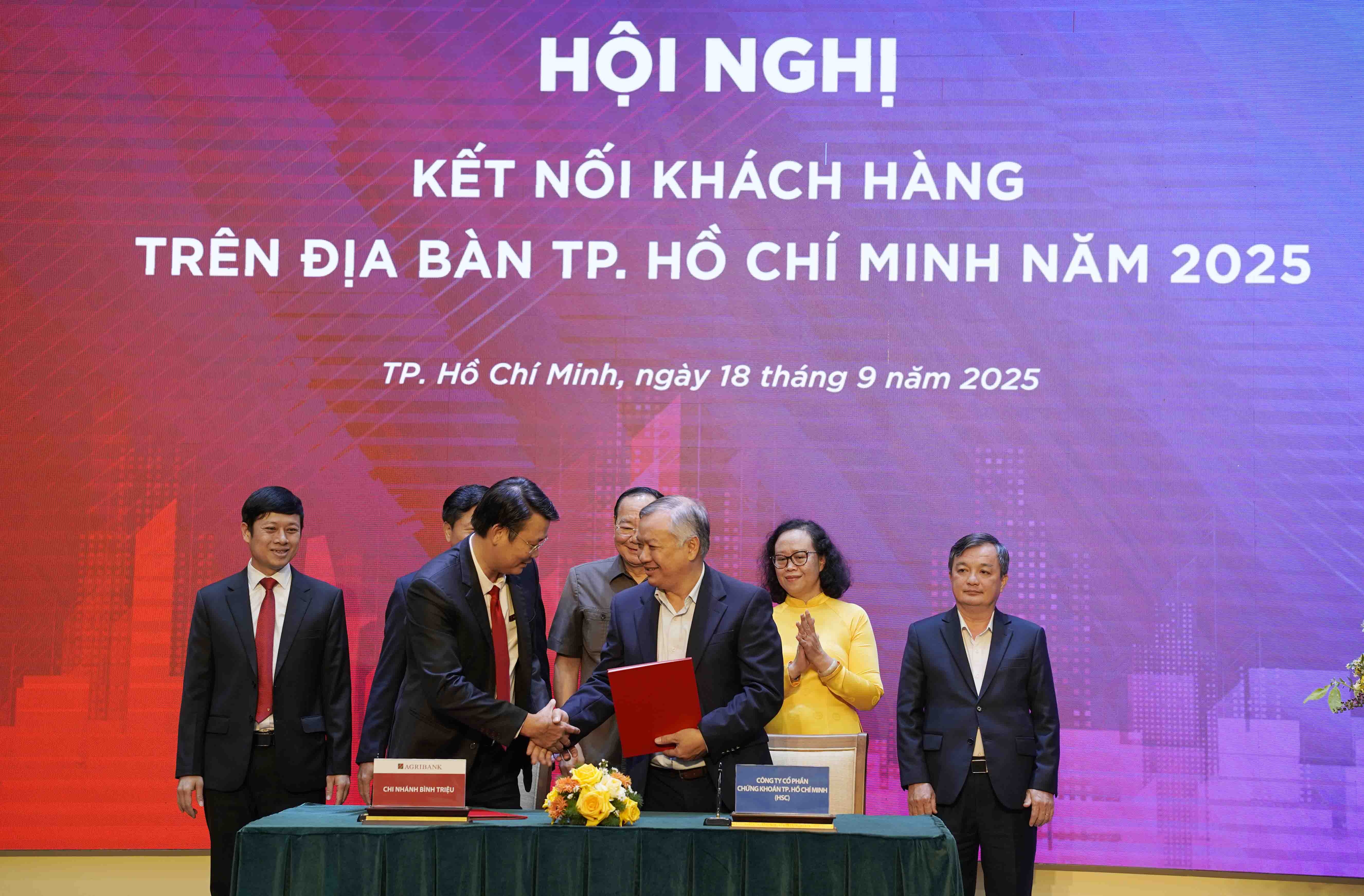 Agribank ký kết ghi nhớ hợp tác trực tiếp với 6 khách hàng trị giá hơn 2.400 tỷ đồng Agribank ký kết ghi nhớ hợp tác trực tiếp với 6 khách hàng trị giá hơn 2.400 tỷ đồng