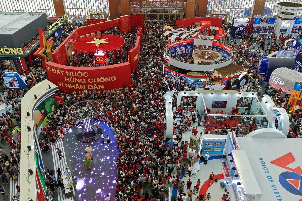 Ngày cao điểm, VEC đón gần 1,3 triệu người tham quan triển lãm - một con số chưa từng có trong lịch sử các sự kiện chính trị, văn hóa tại Việt Nam. Ngày cao điểm, VEC đón gần 1,3 triệu người tham quan triển lãm - một con số chưa từng có trong lịch sử các sự kiện chính trị, văn hóa tại Việt Nam.