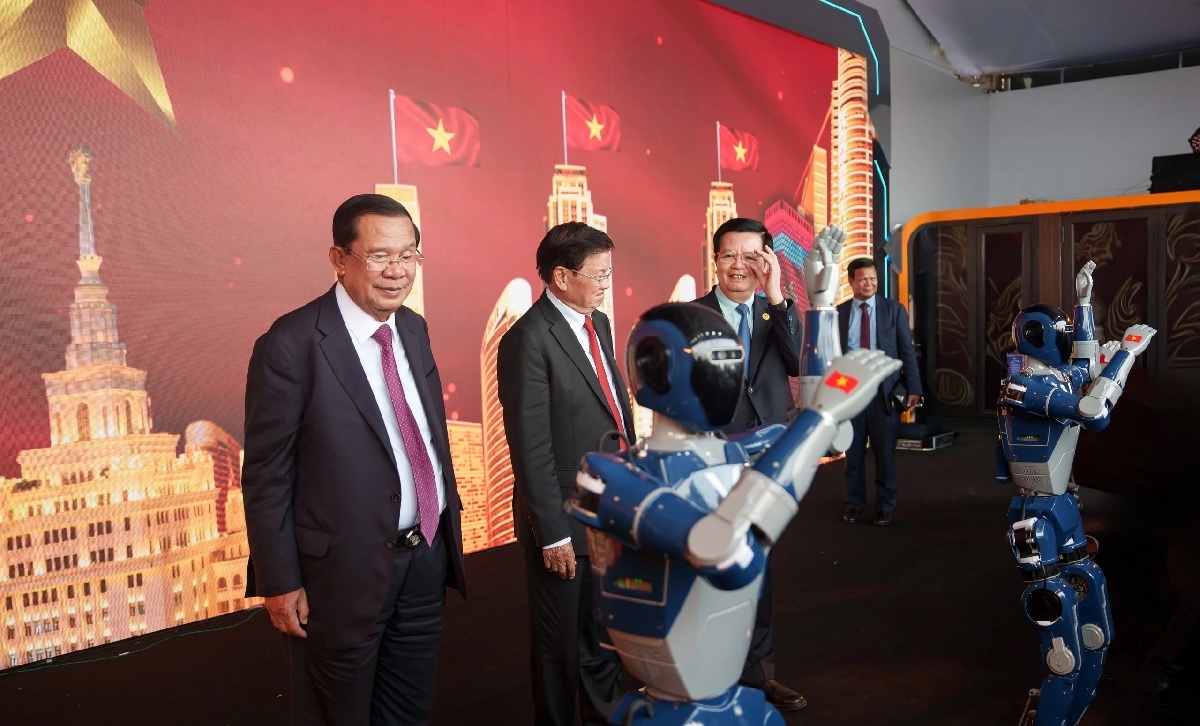 Đoàn lãnh đạo cấp cao của Lào và Campuchia giao lưu trực tiếp với robot hình người “Make in Vietnam” của Tập đoàn Vingroup Đoàn lãnh đạo cấp cao của Lào và Campuchia giao lưu trực tiếp với robot hình người “Make in Vietnam” của Tập đoàn Vingroup