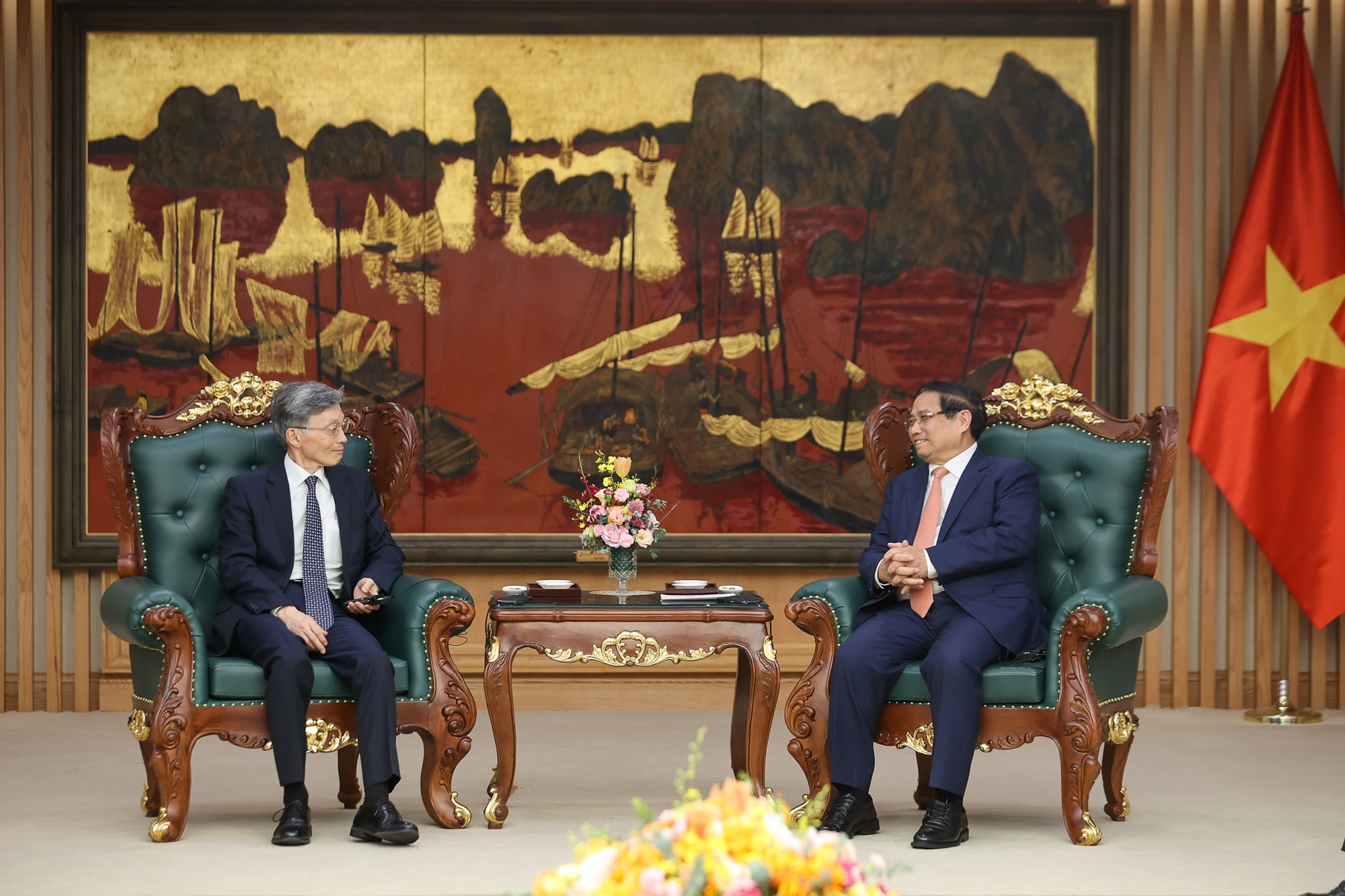 Phó Tổng Giám đốc IMF Kenji Okamura cho biết, ông vẫn theo dõi sát sao những thành công ấn tượng của Việt Nam. Đoàn công tác của IMF đến Việt Nam lần này nhằm tìm hiểu thêm về con đường thành công của Việt Nam, đồng thời thúc đẩy mối quan hệ lâu đời giữa IMF - Việt Nam Phó Tổng Giám đốc IMF Kenji Okamura cho biết, ông vẫn theo dõi sát sao những thành công ấn tượng của Việt Nam. Đoàn công tác của IMF đến Việt Nam lần này nhằm tìm hiểu thêm về con đường thành công của Việt Nam, đồng thời thúc đẩy mối quan hệ lâu đời giữa