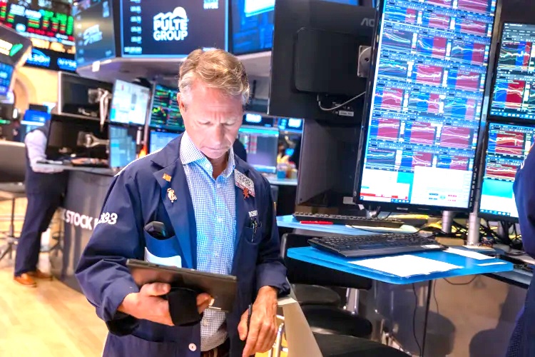 S&P 500, Nasdaq và Dow Jones chạm kỷ lục mới – Cú hích lớn từ cổ phiếu Intel và kỳ vọng Fed nới lỏng
