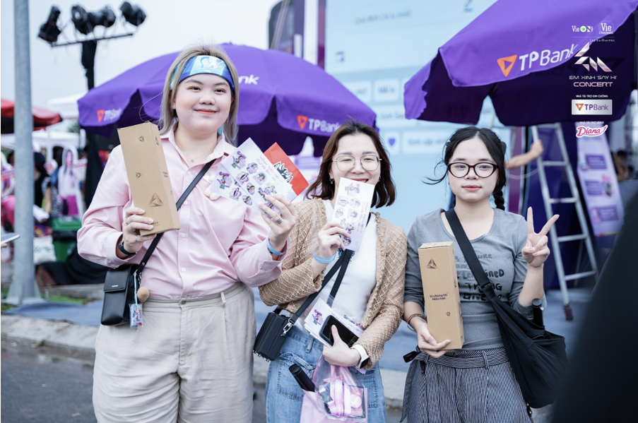 Các bạn trẻ không chỉ trải nghiệm công nghệ tài chính, mà còn nhận được nhiều phần quà độc quyền từ Bank Tím Các bạn trẻ không chỉ trải nghiệm công nghệ tài chính, mà còn nhận được nhiều phần quà độc quyền từ Bank Tím