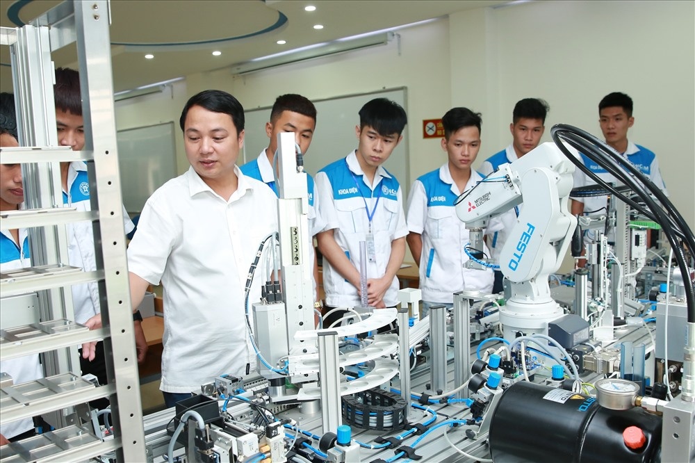 Định hướng đào tạo nguồn nhân lực phục vụ phát triển công nghệ cao trong thời gian tới Định hướng đào tạo nguồn nhân lực phục vụ phát triển công nghệ cao trong thời gian tới