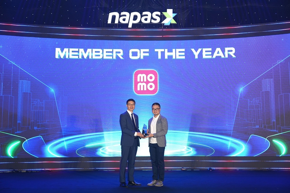 Đại diện MOMO lên nhận Giải “Member of the Year 2025” do NAPAS trao tặng Đại diện MOMO lên nhận Giải “Member of the Year 2025” do NAPAS trao tặng