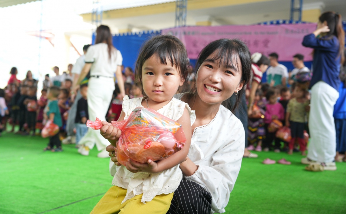 Chị Thào Thị May cùng con gái vui mừng đón nhận những món quà nhỏ