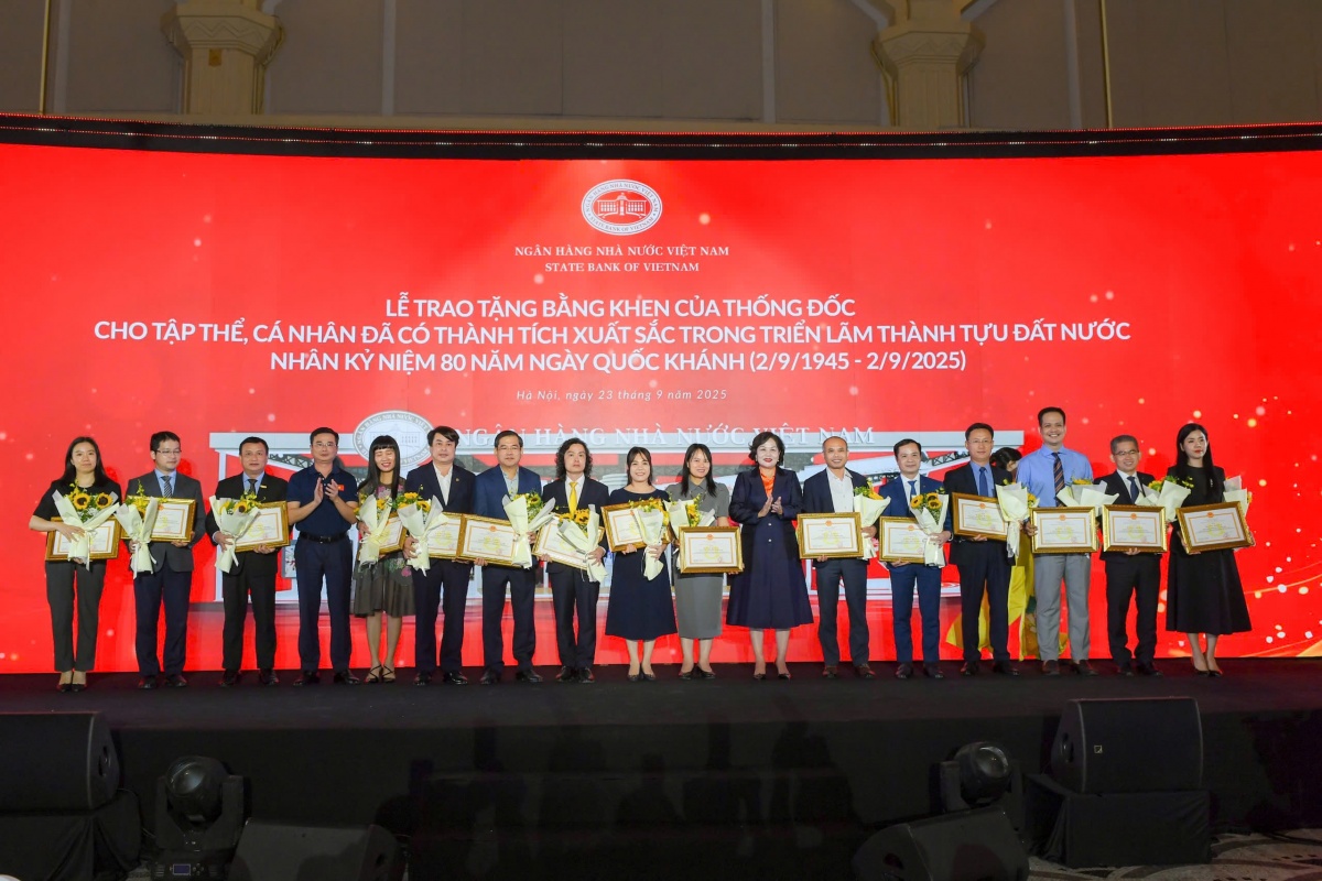 Thống đốc NHNN khen thưởng đơn vị, cá nhân xuất sắc tại Triển lãm thành tựu ngành Ngân hàng Thống đốc NHNN khen thưởng đơn vị, cá nhân xuất sắc tại Triển lãm thành tựu ngành Ngân hàng