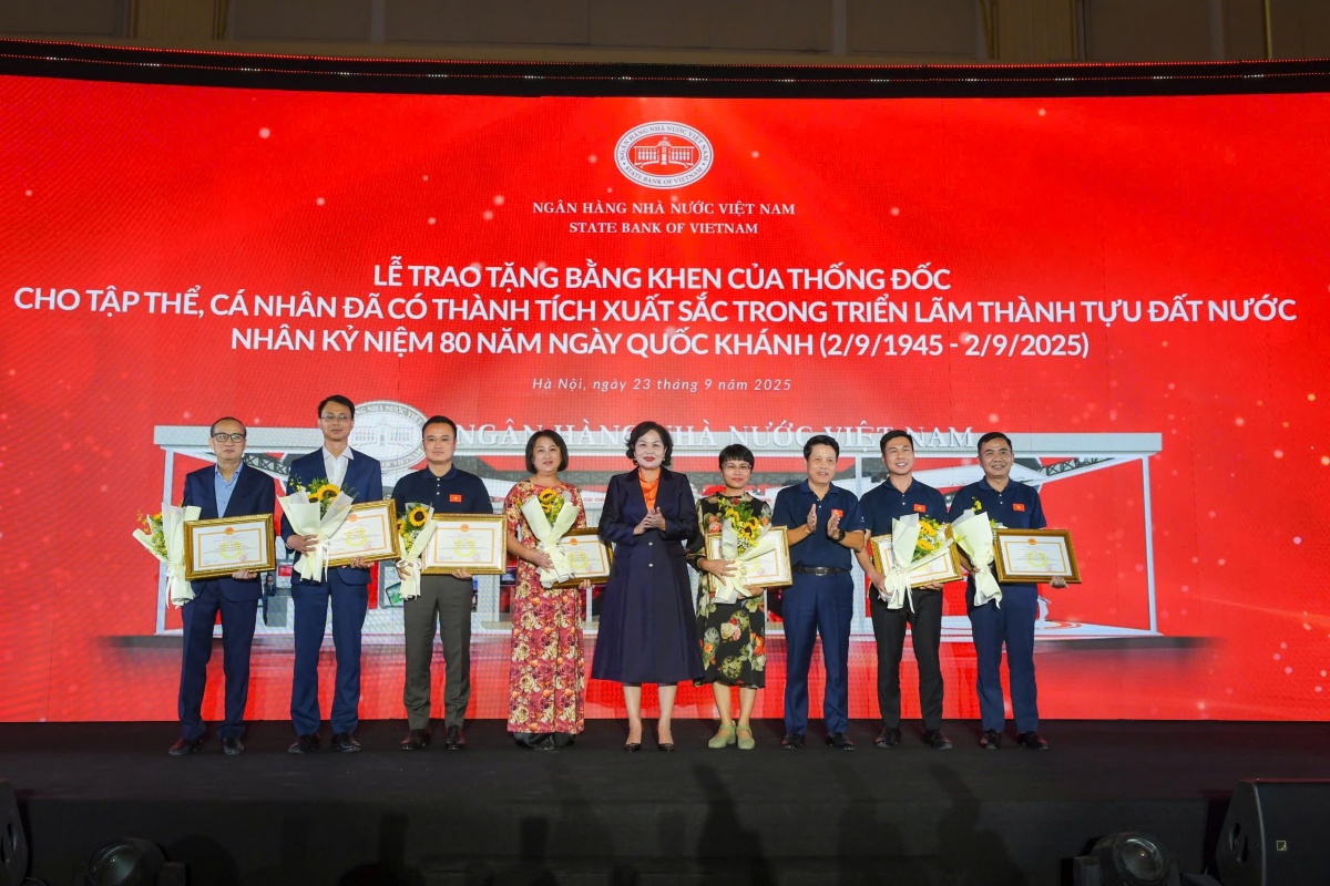 Thống đốc NHNN khen thưởng đơn vị, cá nhân xuất sắc tại Triển lãm thành tựu ngành Ngân hàng Thống đốc NHNN khen thưởng đơn vị, cá nhân xuất sắc tại Triển lãm thành tựu ngành Ngân hàng
