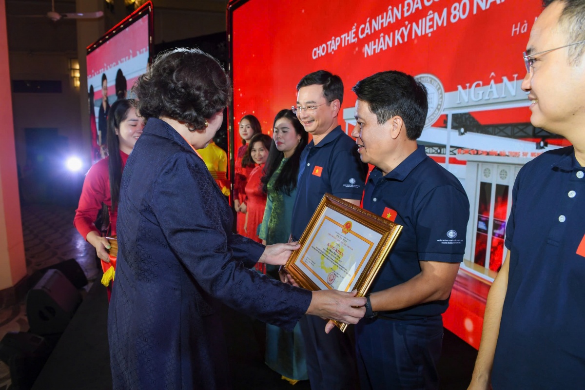 Thống đốc NHNN khen thưởng đơn vị, cá nhân xuất sắc tại Triển lãm thành tựu ngành Ngân hàng Thống đốc NHNN khen thưởng đơn vị, cá nhân xuất sắc tại Triển lãm thành tựu ngành Ngân hàng