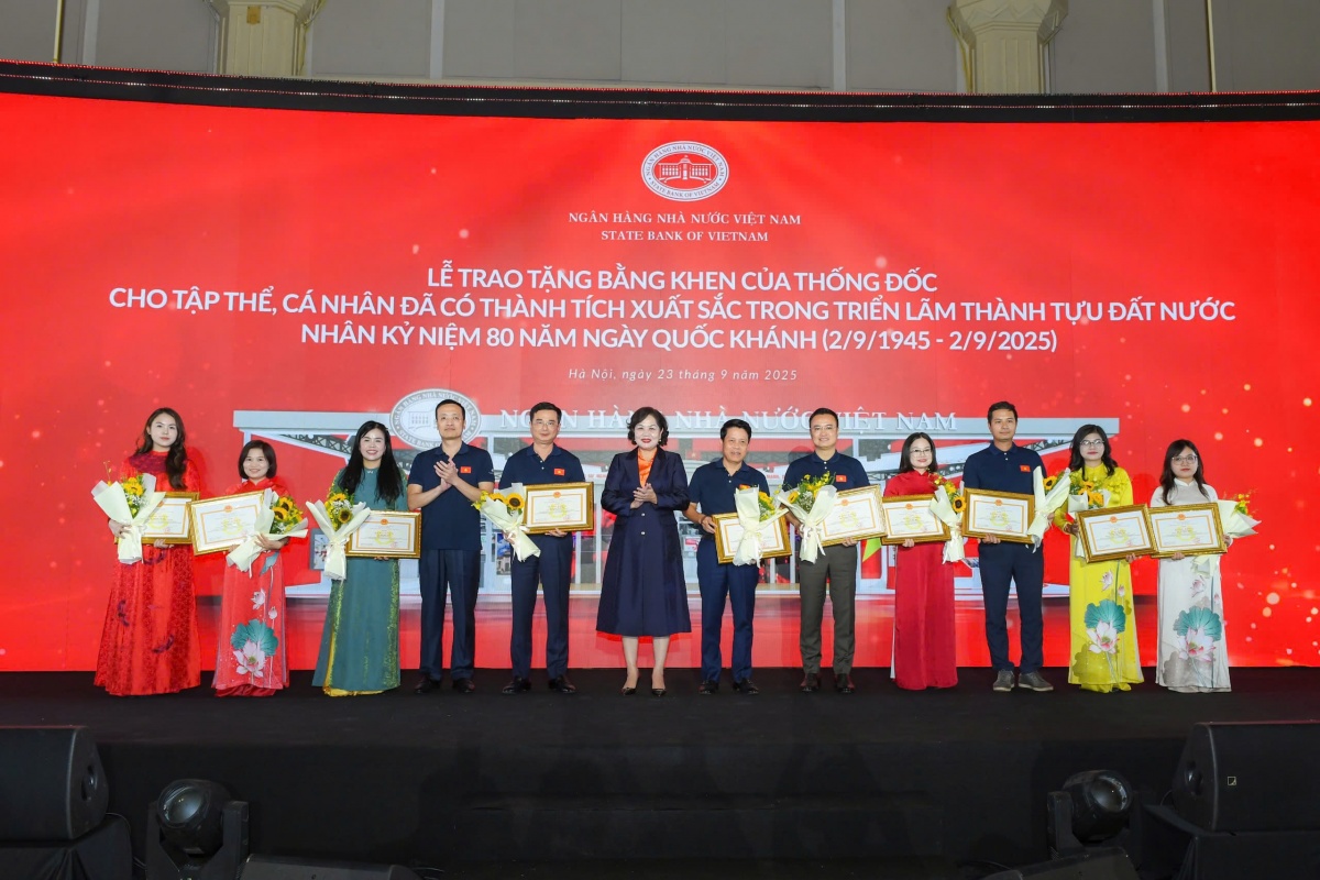 Thống đốc NHNN khen thưởng đơn vị, cá nhân xuất sắc tại Triển lãm thành tựu ngành Ngân hàng Thống đốc NHNN khen thưởng đơn vị, cá nhân xuất sắc tại Triển lãm thành tựu ngành Ngân hàng