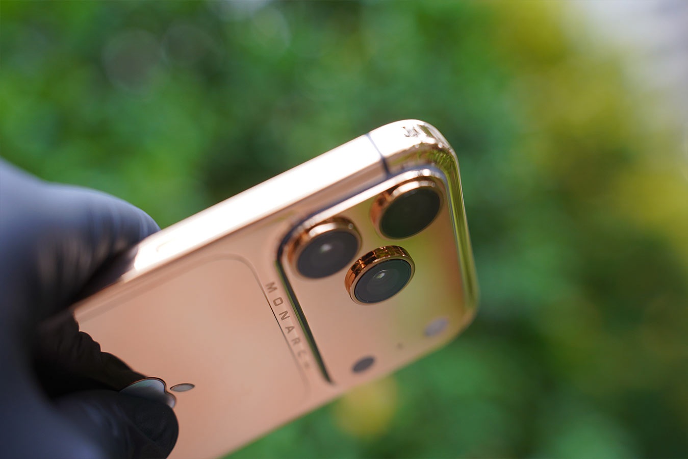 Việt Nam ghi dấu ấn với iPhone 17 Pro Max mạ vàng bespoke đầu tiên trên thế giới