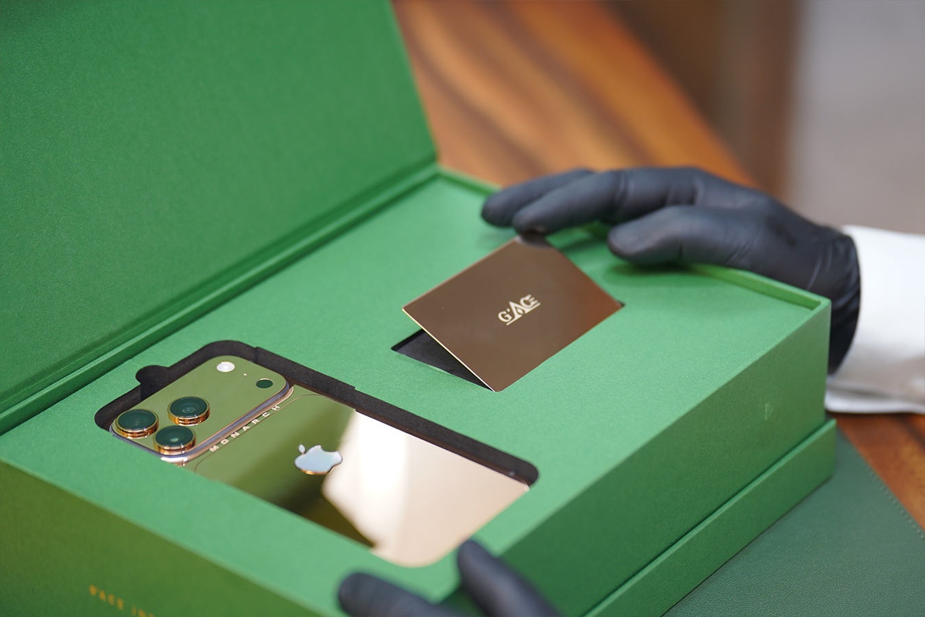 Việt Nam ghi dấu ấn với iPhone 17 Pro Max mạ vàng bespoke đầu tiên trên thế giới