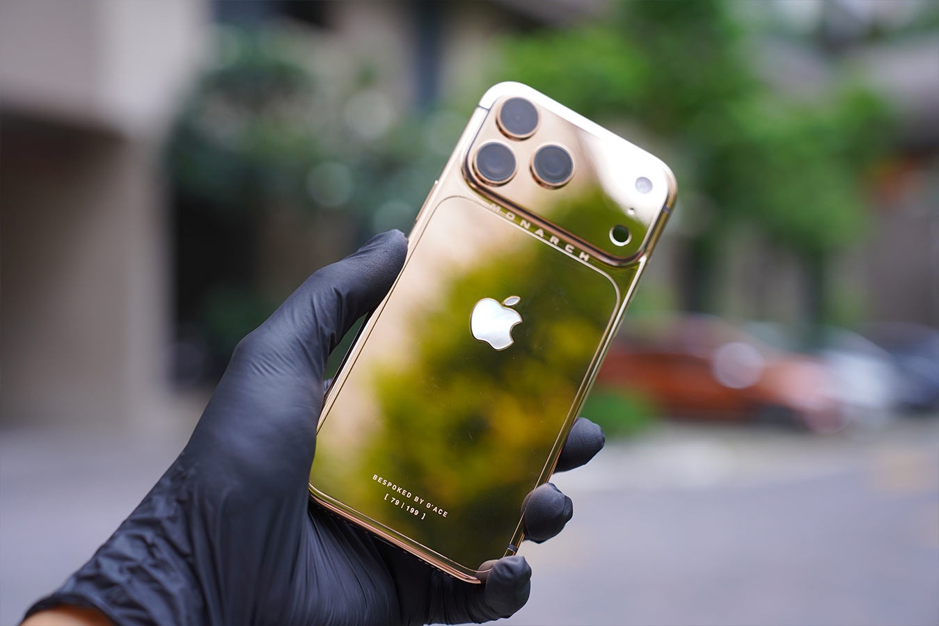 Việt Nam ghi dấu ấn với iPhone 17 Pro Max mạ vàng bespoke đầu tiên trên thế giới