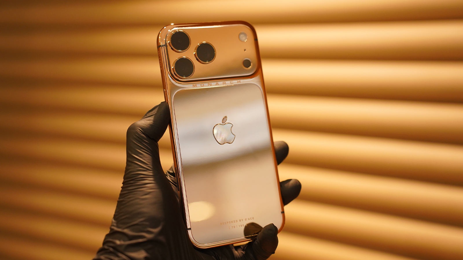 Việt Nam ghi dấu ấn với iPhone 17 Pro Max mạ vàng bespoke đầu tiên trên thế giới