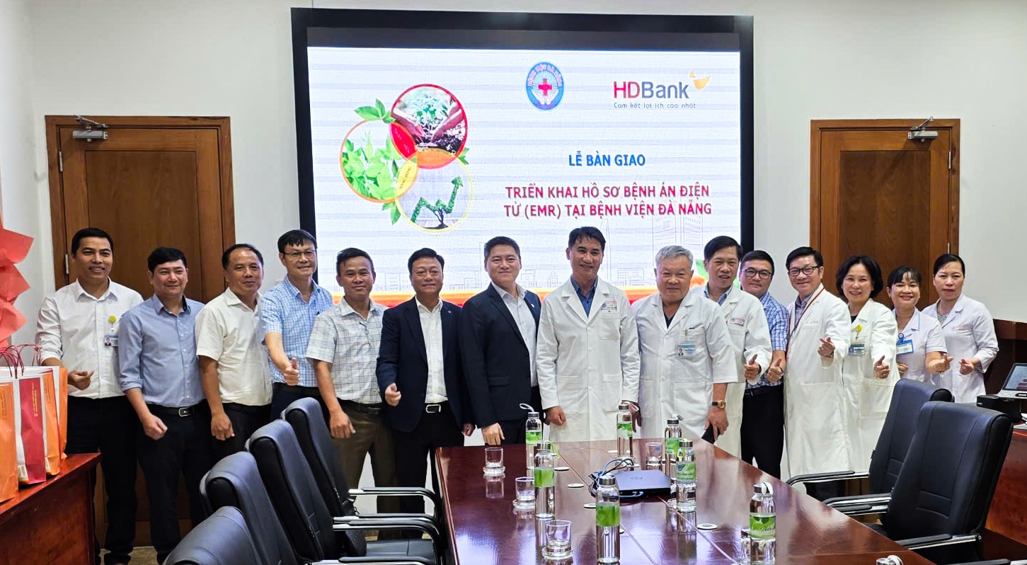 Đại diện Bệnh viện Đà Nẵng, HDBank tại Lễ bàn giao triển khai hồ sơ bệnh án điện tử (EMR) tại Bệnh viện Đà Nẵng, ngày 25/9/2025 Đại diện Bệnh viện Đà Nẵng, HDBank tại Lễ bàn giao triển khai hồ sơ bệnh án điện tử (EMR) tại Bệnh viện Đà Nẵng, ngày 25/9/2025