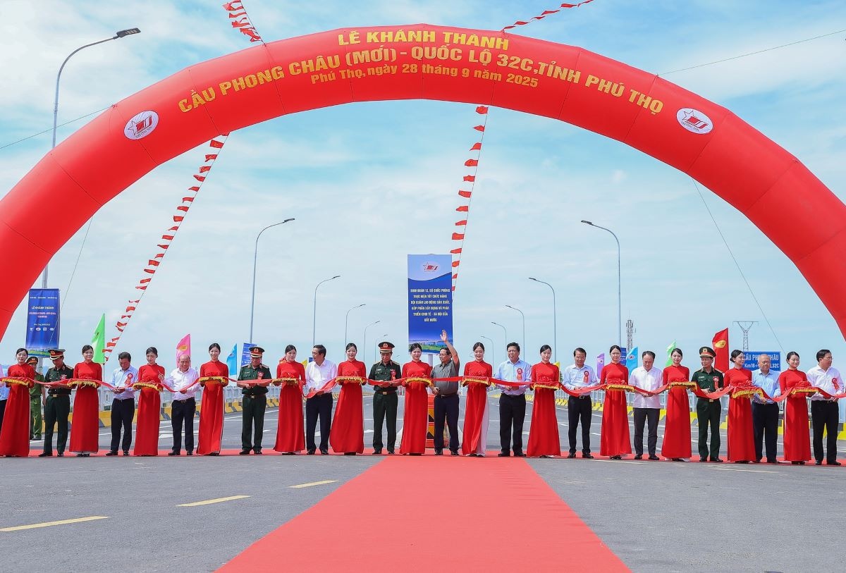 Thủ tướng Phạm Minh Chính và các đại biểu thực hiện nghi thức cắt băng khánh thành cầu Phong Châu Thủ tướng Phạm Minh Chính và các đại biểu thực hiện nghi thức cắt băng khánh thành cầu Phong Châu
