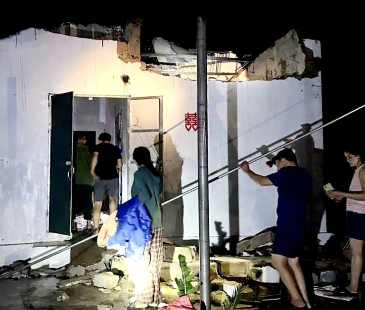 Miền Trung oằn mình trong mưa bão